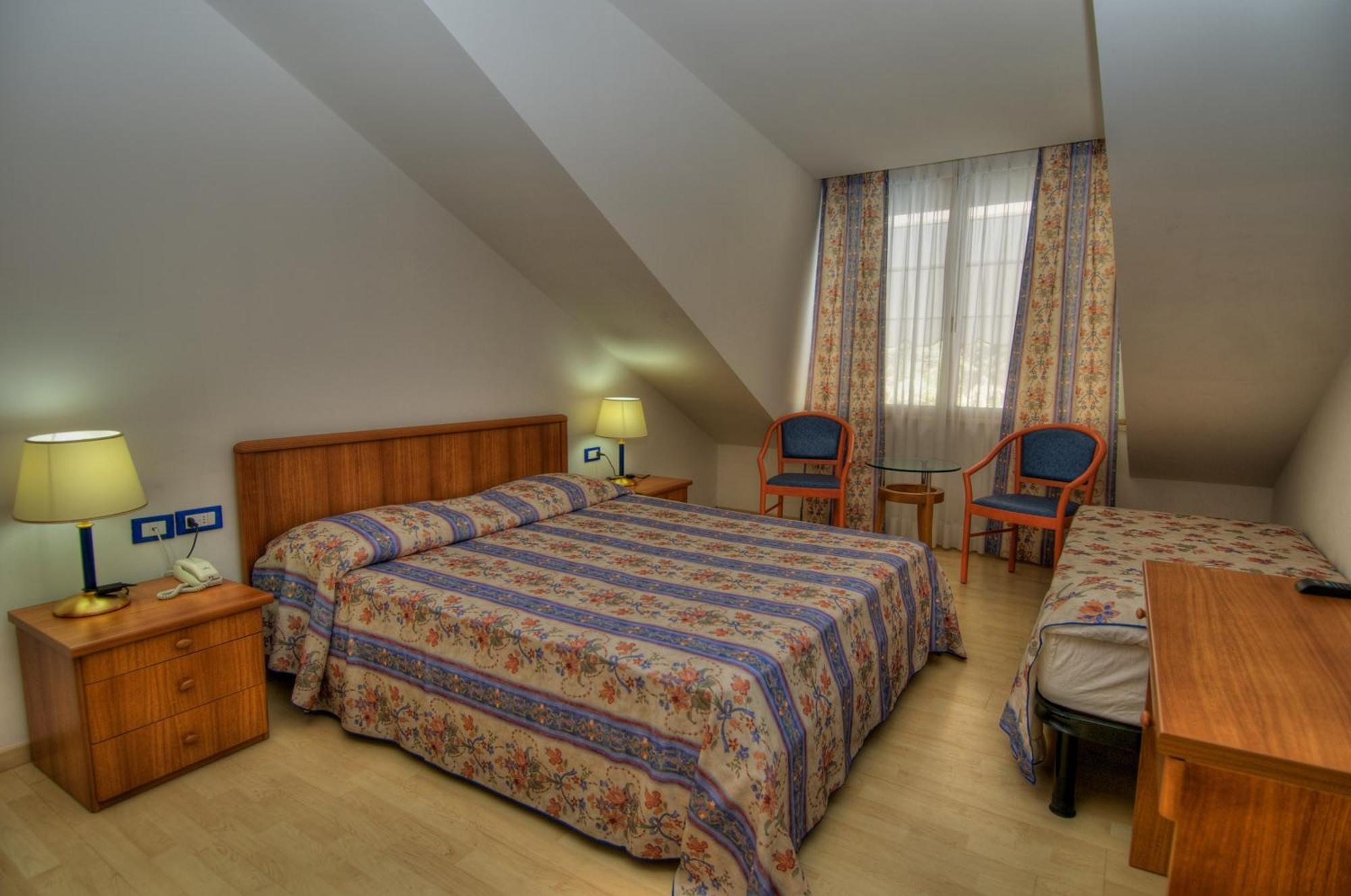 Hotel Caracas Lignano Sabbiadoro Exterior photo