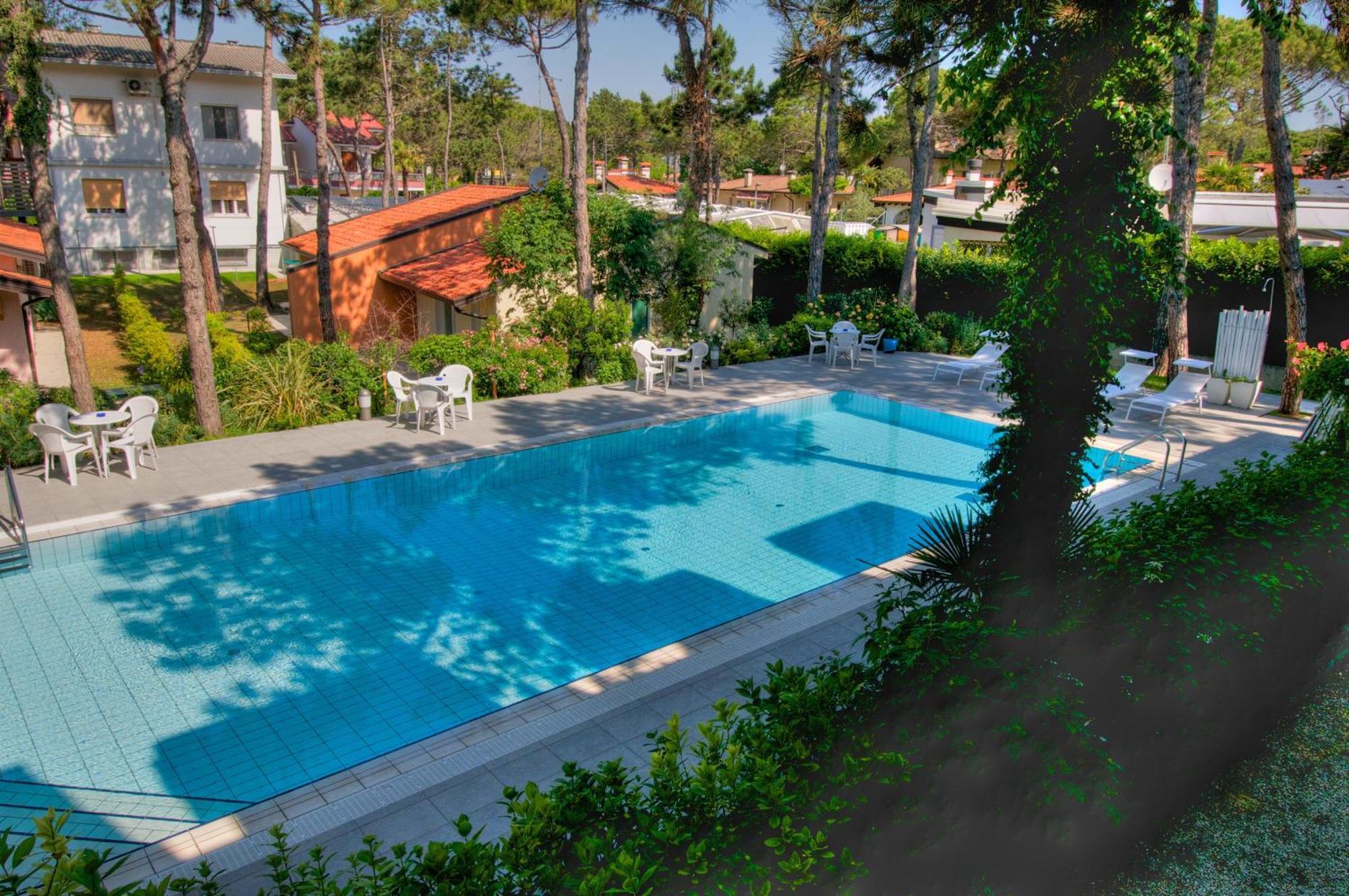 Hotel Caracas Lignano Sabbiadoro Exterior photo