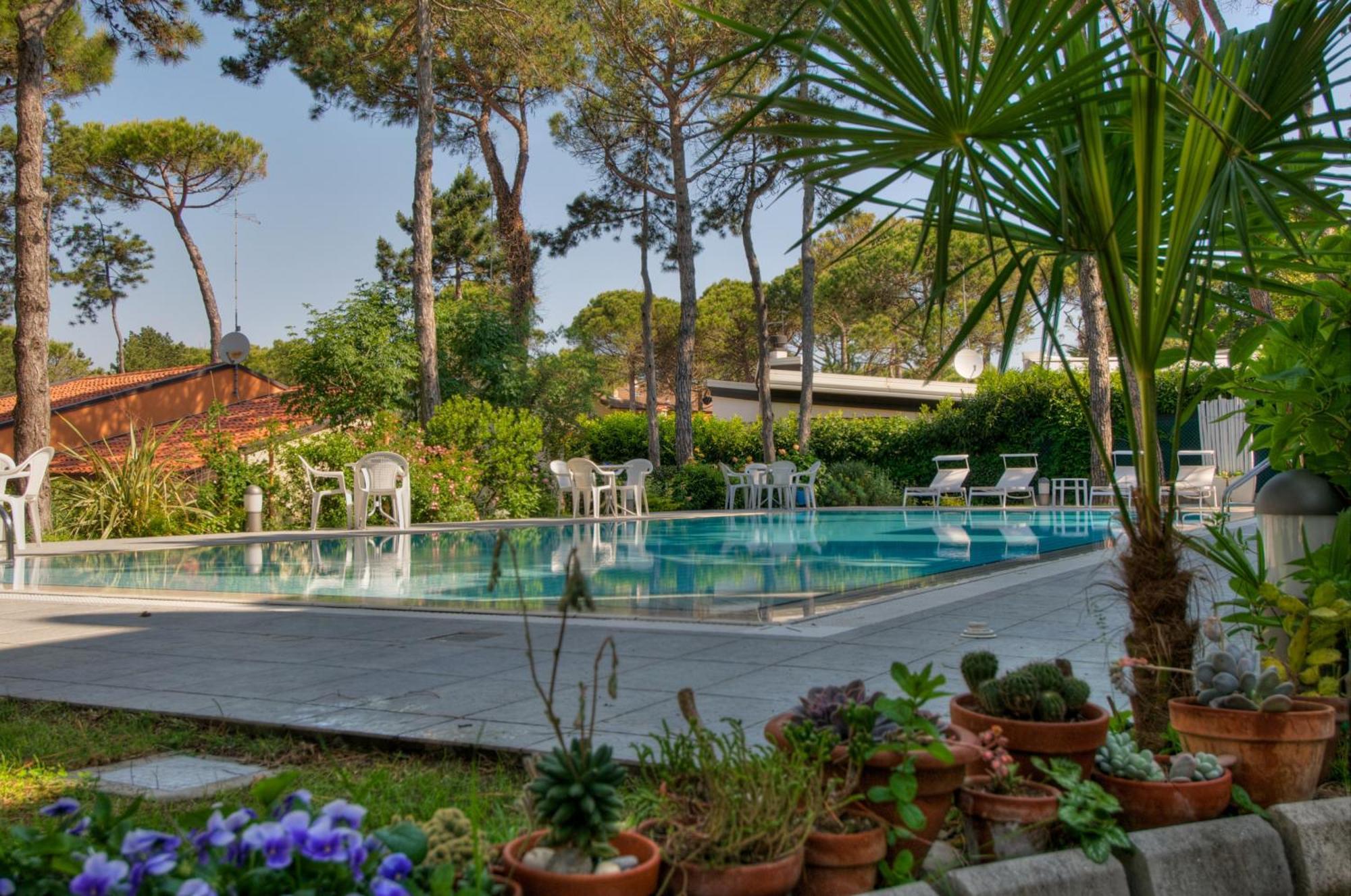 Hotel Caracas Lignano Sabbiadoro Exterior photo