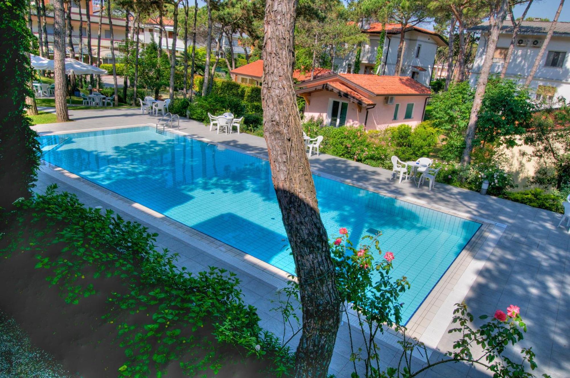 Hotel Caracas Lignano Sabbiadoro Exterior photo