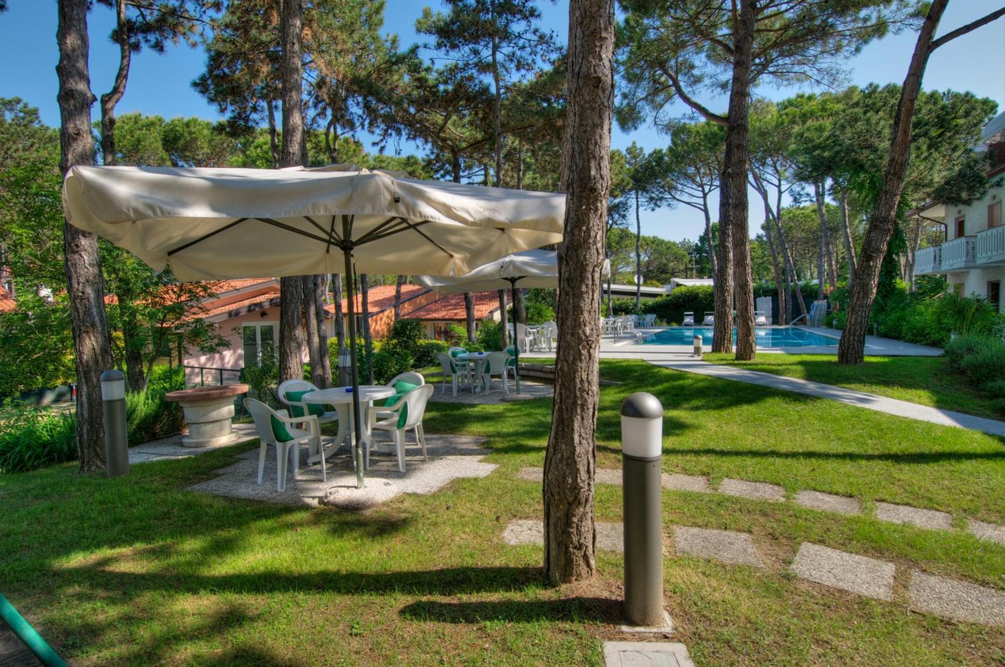 Hotel Caracas Lignano Sabbiadoro Exterior photo
