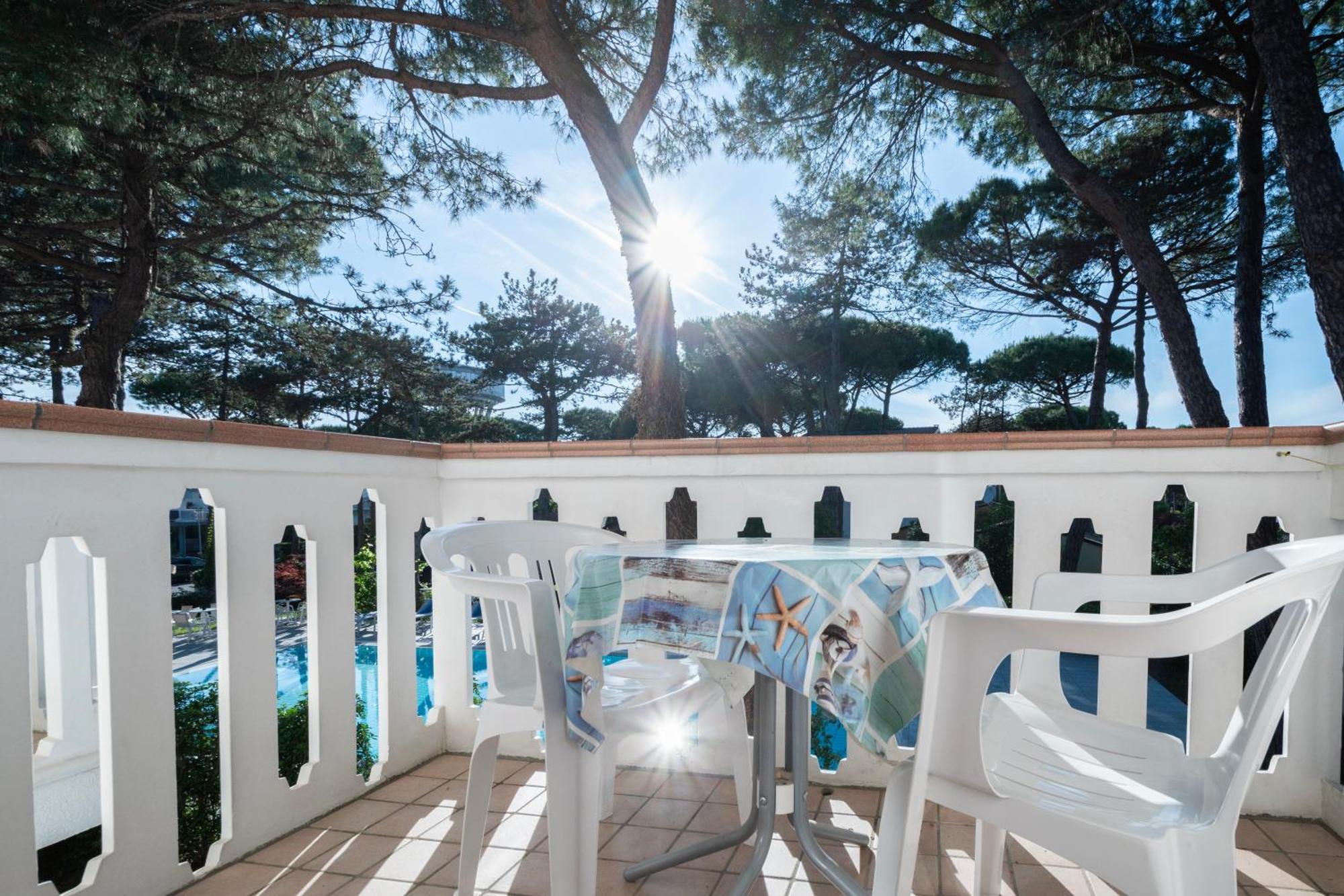 Hotel Caracas Lignano Sabbiadoro Exterior photo