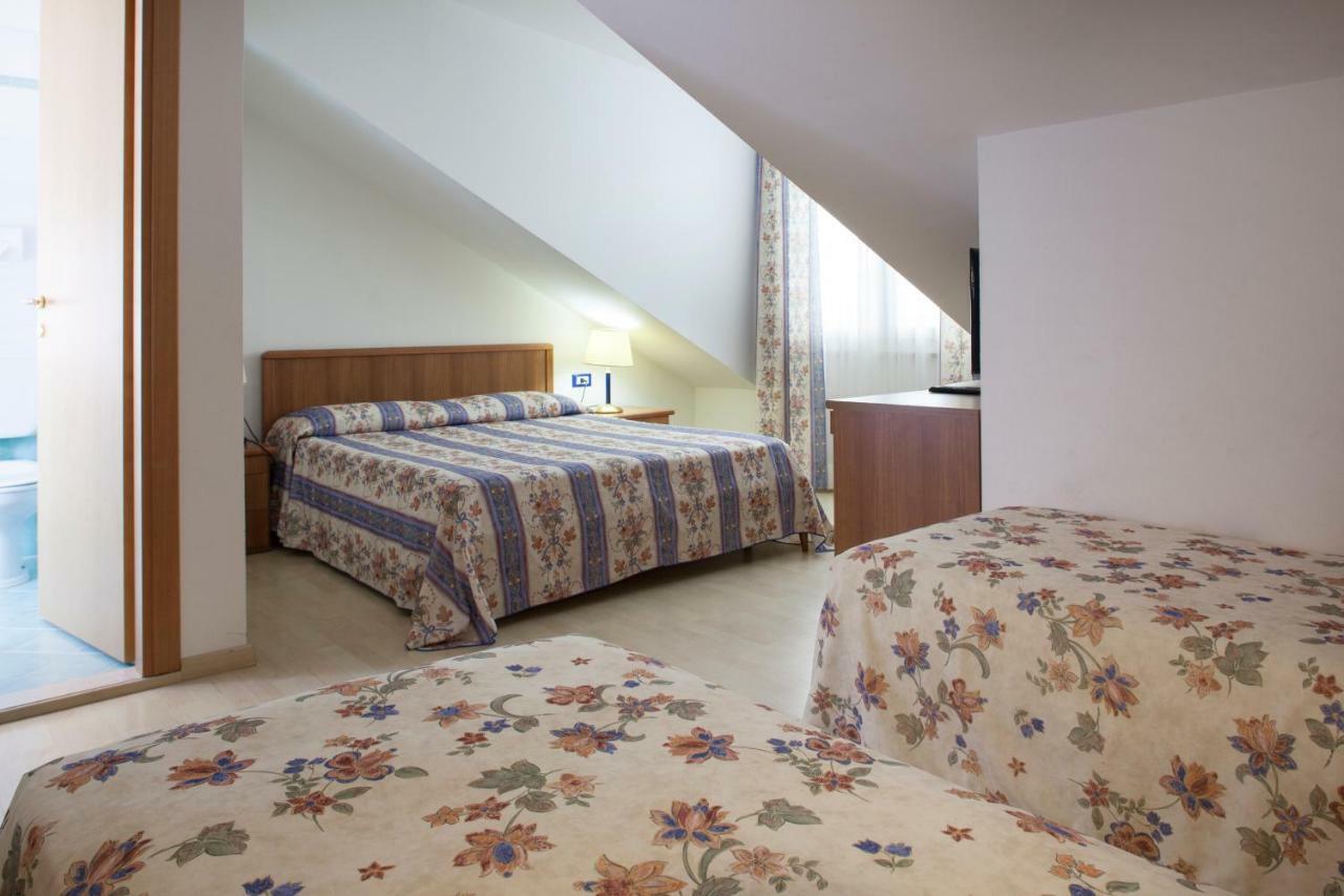 Hotel Caracas Lignano Sabbiadoro Exterior photo