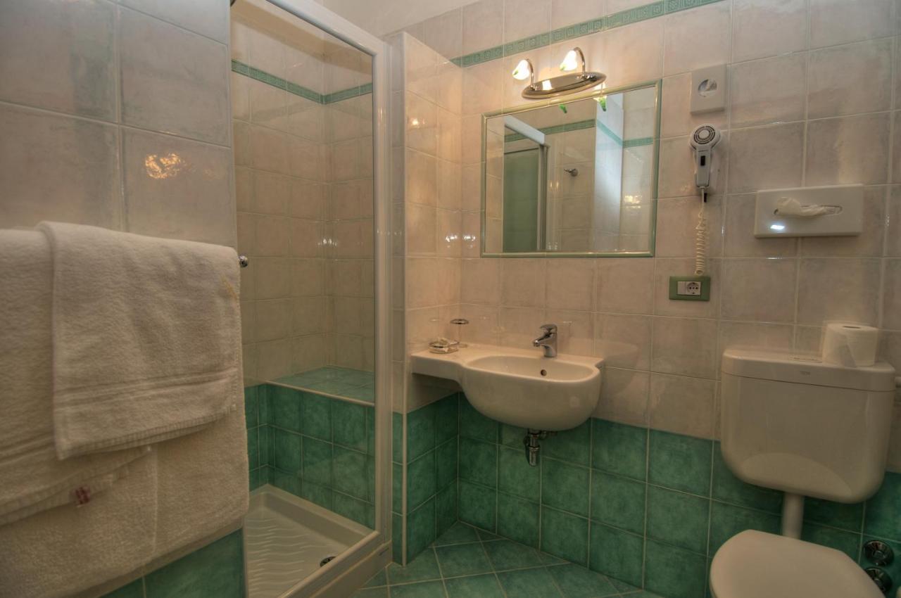 Hotel Caracas Lignano Sabbiadoro Room photo